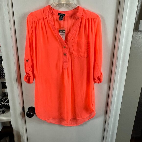 Rue 21 salmon pink roll tab sleeve v-neck blouse size medium. - Picture 1 of 7
